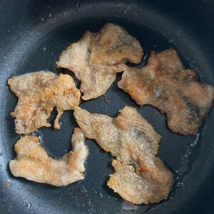 お肉屋さんの鶏皮油とパリ皮炒め